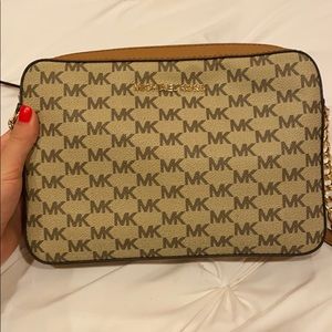 Michael Kors Crossbody bag😍
